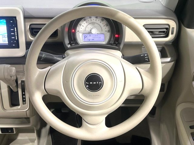 �C���e���A�ɍ��킹���f�U�C���̃X�e�A�����O�́A�^�]�������̂��Ƃ��l���A�^�]���₷���`��A�傫���ł��B�����x�A���ۂɐG���Ă��m���߂��������B