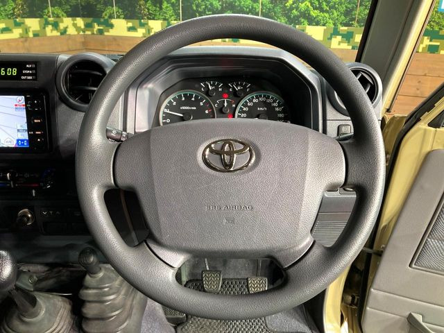 �C���e���A�ɍ��킹���f�U�C���̃X�e�A�����O�́A�^�]�������̂��Ƃ��l���A�^�]���₷���`��A�傫���ł��B�����x�A���ۂɐG���Ă��m���߂��������B