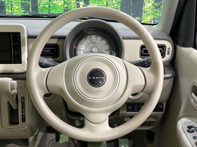 �C���e���A�ɍ��킹���f�U�C���̃X�e�A�����O�́A�^�]�������̂��Ƃ��l���A�^�]���₷���`��A�傫���ł��B�����x�A���ۂɐG���Ă��m���߂��������B