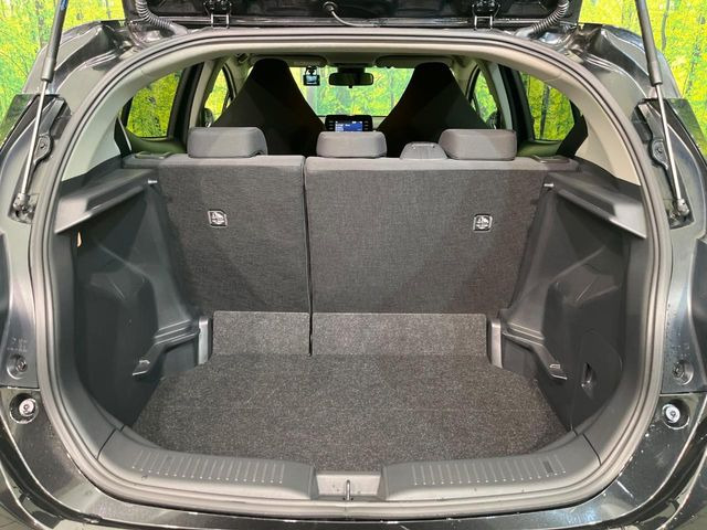 ���i�̂���������ʋ΁A���}���ɏ\���ȉ׎��X�y�[�X���m�ۂ��Ă���܂��B�Z�J���h�V�[�g��|���ƁA�傫�ȉו��̐ύڂ��\�ł���