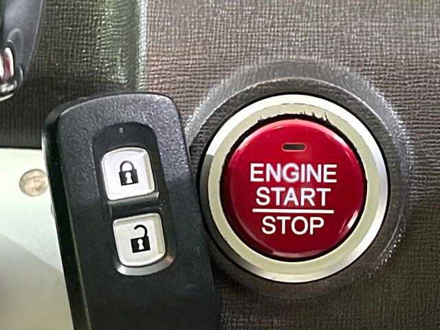 �yHonda�X�}�[�g�L�[�z�J�o����|�P�b�g�ɓ��ꂽ�܂܂ł��h�A�̎{���E�������\�ȃX�}�[�g�L�[�𑕔��B�G���W���̃I���E�I�t�����J�M�����o���K�v����������Ƃ��Ă��֗��ł���