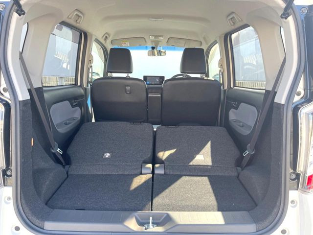 ���i�̂���������ʋ΁A���}���ɏ\���ȉ׎��X�y�[�X���m�ۂ��Ă���܂��B�Z�J���h�V�[�g��|���ƁA�傫�ȉו��̐ύڂ��\�ł���