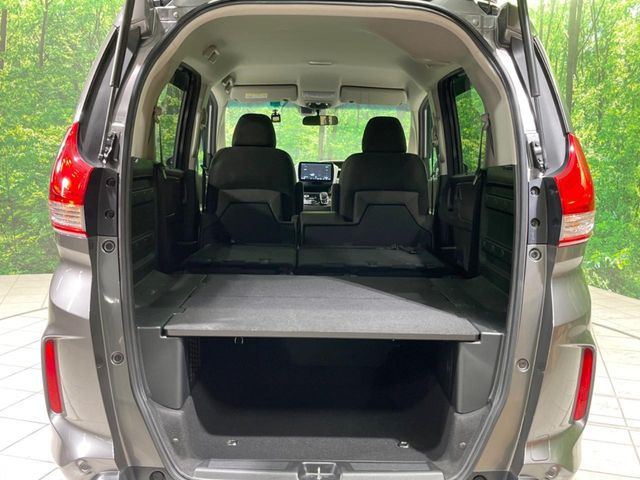 ���i�̂���������ʋ΁A���}���ɏ\���ȉ׎��X�y�[�X���m�ۂ��Ă���܂��B�Z�J���h�V�[�g��|���ƁA�傫�ȉו��̐ύڂ��\�ł���