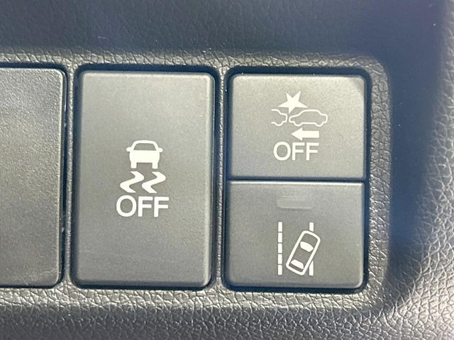 �y�z���_�Z���V���O�z���s���ɑO���̎ԗ�����F�����A�Փ˂������Ȏ��͌x��ƃu���[�L�ŏՓˉ���Ɣ�Q�y�����A�V�X�g�B�����S�Ƀh���C�u�����y���݂��������܂��B