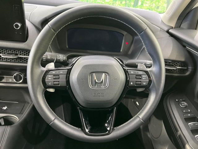 �C���e���A�ɍ��킹���f�U�C���̃X�e�A�����O�́A�^�]�������̂��Ƃ��l���A�^�]���₷���`��A�傫���ł��B�����x�A���ۂɐG���Ă��m���߂��������B