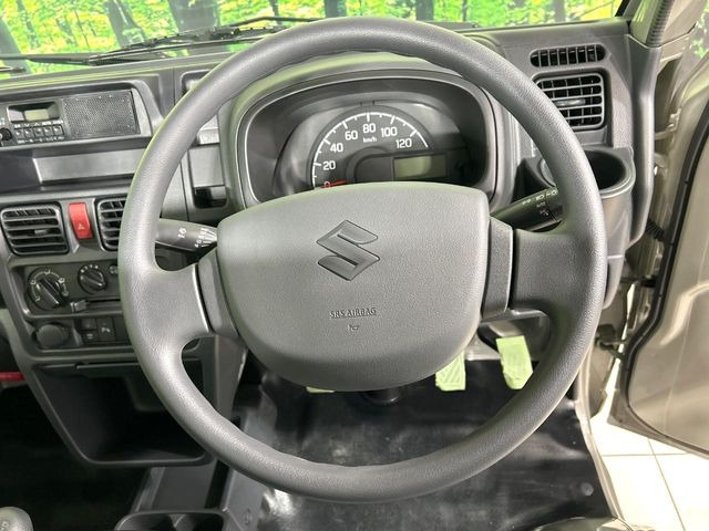 �C���e���A�ɍ��킹���f�U�C���̃X�e�A�����O�́A�^�]�������̂��Ƃ��l���A�^�]���₷���`��A�傫���ł��B�����x�A���ۂɐG���Ă��m���߂��������B