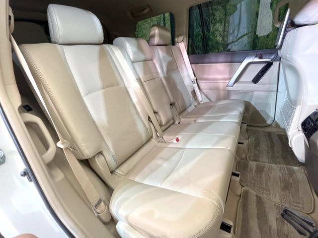後部座席も気になるようなキズ・汚れやへたり等、大きなダメージはなく、良好な状態です。