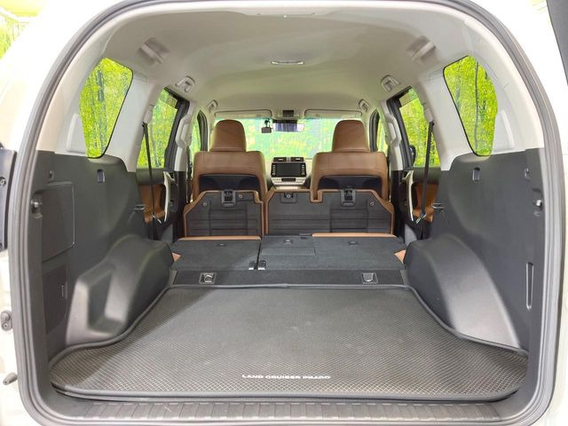 後席を格納すると、これだけの広さが!シーンに合わせたシートアレンジで、大きな荷物も積むことが出来ます♪