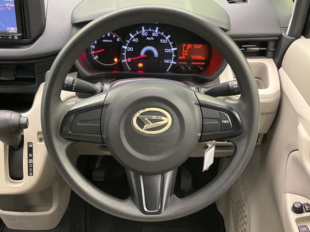 �C���e���A�ɍ��킹���f�U�C���̃X�e�A�����O�́A�^�]�������̂��Ƃ��l���A�^�]���₷���`��A�傫���ł��B�����x�A���ۂɐG���Ă��m���߂��������B