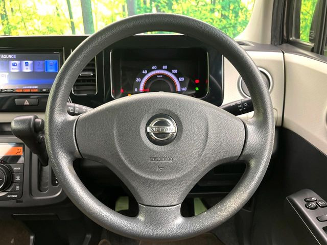 �C���e���A�ɍ��킹���f�U�C���̃X�e�A�����O�́A�^�]�������̂��Ƃ��l���A�^�]���₷���`��A�傫���ł��B�����x�A���ۂɐG���Ă��m���߂��������B