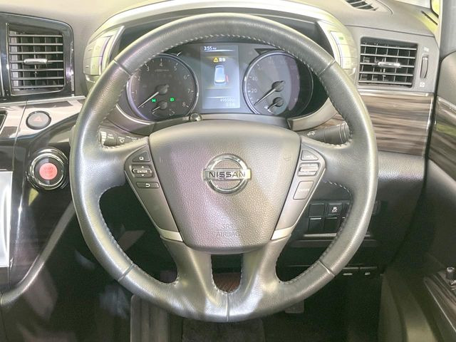 【ステアリングスイッチ】運転中、前方から目線をそらすことなく、オーディオ等の操作が可能な便利機能!安心&快適なドライブを演出してくれます♪