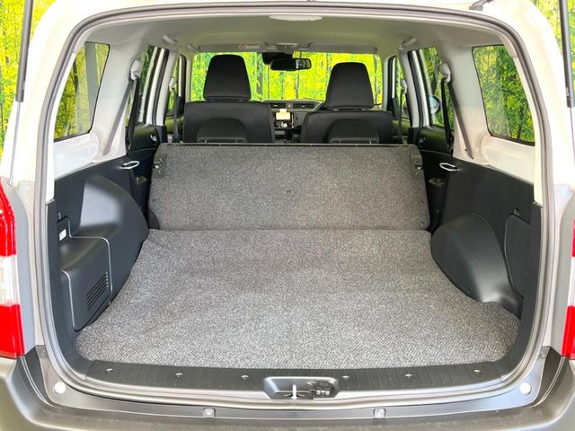後席を格納すると、これだけの広さが!シーンに合わせたシートアレンジで、大きな荷物も積むことが出来ます♪