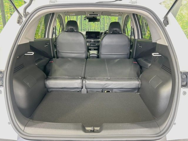 ���i�̂���������ʋ΁A���}���ɏ\���ȉ׎��X�y�[�X���m�ۂ��Ă���܂��B�Z�J���h�V�[�g��|���ƁA�傫�ȉו��̐ύڂ��\�ł���