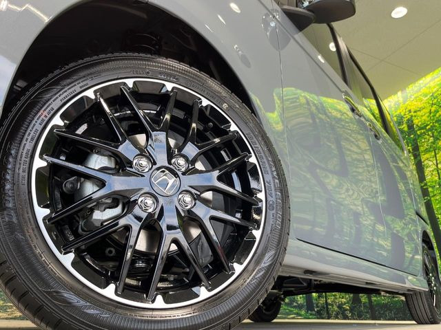 �y15�C���`�A���~�z�C�[���z�O�ςɃ}�b�`�����A���~�z�C�[���𑕒����Ă���܂��B�e��A���~�z�C�[����A�X�^�b�h���X�^�C�����戵�����Ă���܂��B���񂲑��k����������