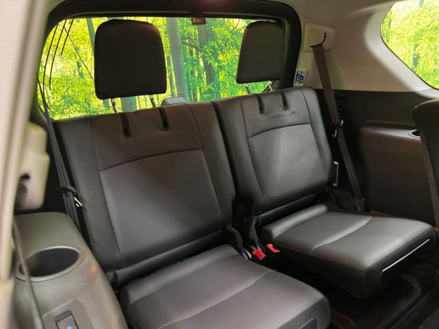 3列目シートはもちろん状態良好☆大人でもゆったりと座って頂けますので、大人数でのお出かけもラクラクです♪ご家族で、気の知れた仲間で、ドライブに行くのが楽しみですね♪