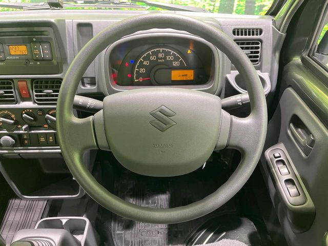 �C���e���A�ɍ��킹���f�U�C���̃X�e�A�����O�́A�^�]�������̂��Ƃ��l���A�^�]���₷���`��A�傫���ł��B�����x�A���ۂɐG���Ă��m���߂��������B