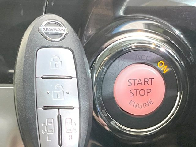 【インテリジェントキー】カバンやポケットに入れたままでもドアの施錠・解錠が可能なスマートキーを装備。エンジンのオン・オフ時もカギを取り出す必要が無いからとっても便利です♪