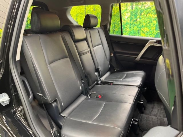 後部座席も気になるようなキズ・汚れやへたり等、大きなダメージはなく、良好な状態です。