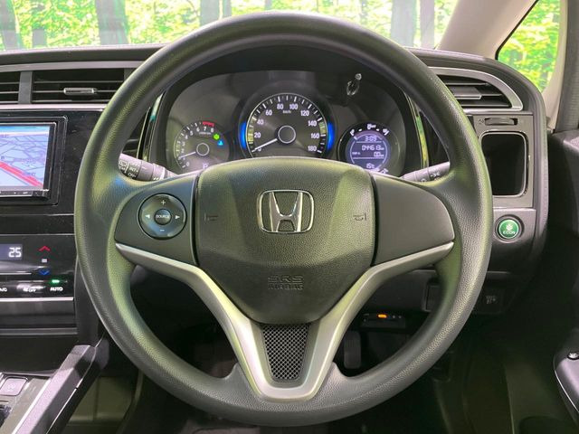 �C���e���A�ɍ��킹���f�U�C���̃X�e�A�����O�́A�^�]�������̂��Ƃ��l���A�^�]���₷���`��A�傫���ł��B�����x�A���ۂɐG���Ă��m���߂��������B