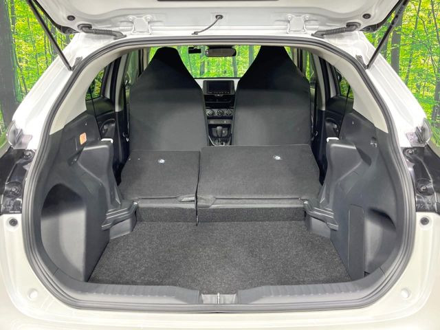 ���i�̂���������ʋ΁A���}���ɏ\���ȉ׎��X�y�[�X���m�ۂ��Ă���܂��B�Z�J���h�V�[�g��|���ƁA�傫�ȉו��̐ύڂ��\�ł���