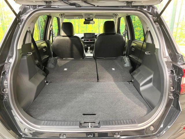 ���i�̂���������ʋ΁A���}���ɏ\���ȉ׎��X�y�[�X���m�ۂ��Ă���܂��B�Z�J���h�V�[�g��|���ƁA�傫�ȉו��̐ύڂ��\�ł���