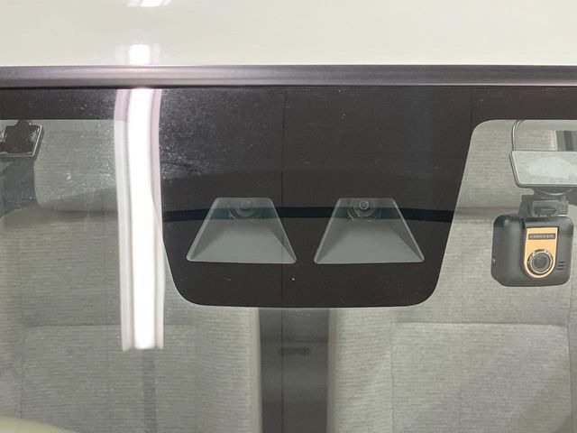 �y�Փˌy�����u�z���s���ɑO���̎ԗ�����F�����A�Փ˂������Ȏ��͌x��ƃu���[�L�ŏՓˉ���Ɣ�Q�y�����A�V�X�g�B�����S�Ƀh���C�u�����y���݂��������܂��B