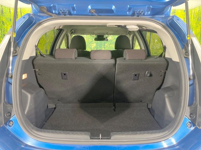 ���i�̂���������ʋ΁A���}���ɏ\���ȉ׎��X�y�[�X���m�ۂ��Ă���܂��B�Z�J���h�V�[�g��|���ƁA�傫�ȉו��̐ύڂ��\�ł���