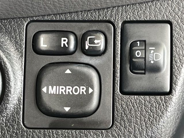 �y�d���i�[�~���[�z�T�C�h�~���[�͓d���i�[���ƂȂ��Ă���A�������ԏ�ł��L�Y�������X�N��}�����܂��B