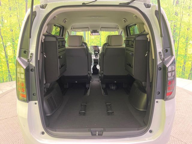 ���i�̂���������ʋ΁A���}���ɏ\���ȉ׎��X�y�[�X���m�ۂ��Ă���܂��B�Z�J���h�V�[�g��|���ƁA�傫�ȉו��̐ύڂ��\�ł���