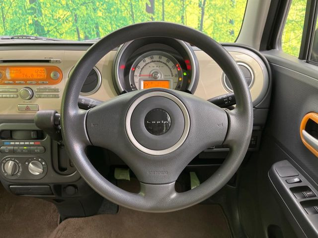 �C���e���A�ɍ��킹���f�U�C���̃X�e�A�����O�́A�^�]�������̂��Ƃ��l���A�^�]���₷���`��A�傫���ł��B�����x�A���ۂɐG���Ă��m���߂��������B