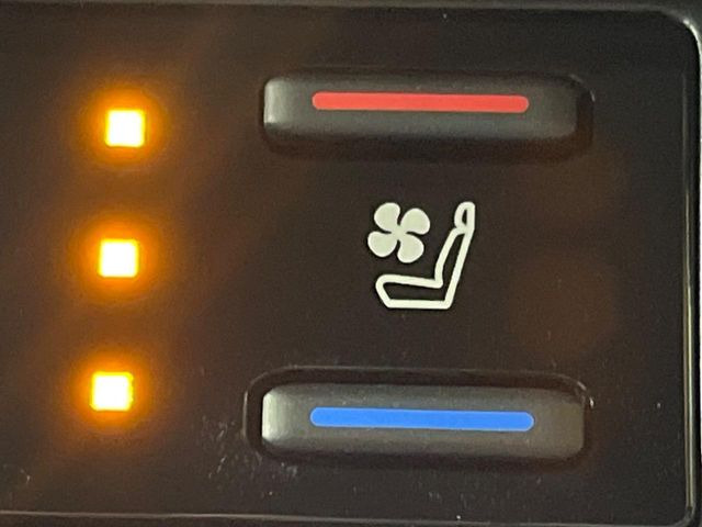 【シートベンチレーション】夏場は涼しい風でお尻や背中の熱やムレを防ぎ、冬はエアコンよりも早く温まってポカポカに!季節を問わず快適に過ごせます。