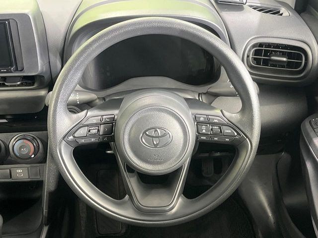 �C���e���A�ɍ��킹���f�U�C���̃X�e�A�����O�́A�^�]�������̂��Ƃ��l���A�^�]���₷���`��A�傫���ł��B�����x�A���ۂɐG���Ă��m���߂��������B