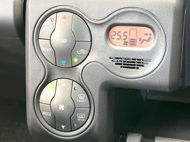 【オートエアコン】一度お好みの温度に設定すれば、車内の温度を検知し風量や温度を自動で調整。暑い&hellip;寒い&hellip;と何度もスイッチ操作をする必要はありません。快適な車内空間には必須の機能ですね♪