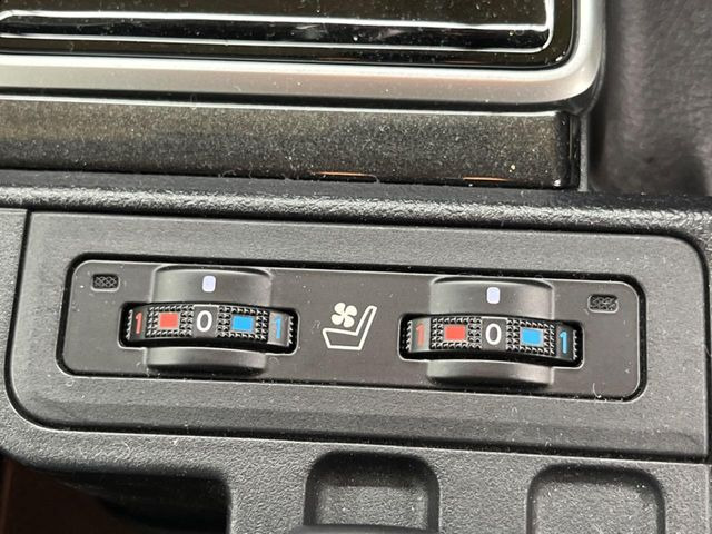 【シートベンチレーション】夏場は涼しい風でお尻や背中の熱やムレを防ぎ、冬はエアコンよりも早く温まってポカポカに!季節を問わず快適に過ごせます。