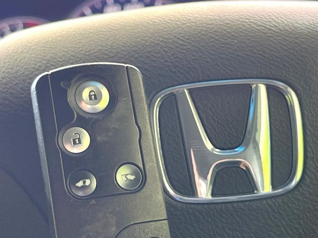 �yHonda�X�}�[�g�L�[�z�J�o����|�P�b�g�ɓ��ꂽ�܂܂ł��h�A�̎{���E�������\�ȃX�}�[�g�L�[�𑕔��B�G���W���̃I���E�I�t�����J�M�����o���K�v����������Ƃ��Ă��֗��ł���