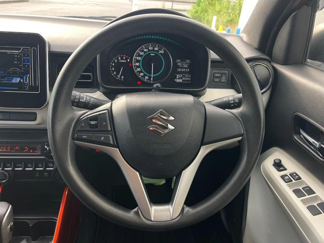 �C���e���A�ɍ��킹���f�U�C���̃X�e�A�����O�́A�^�]�������̂��Ƃ��l���A�^�]���₷���`��A�傫���ł��B�����x�A���ۂɐG���Ă��m���߂��������B