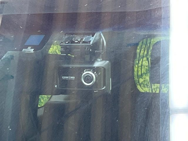 【ドライブレコーダー】安心・安全なカーライフに必須のドライブレコーダーを装備!走行中はもちろん、あおり運転や事故に遭遇した際の状況も映像で記録し、万一のリスクに備えます。