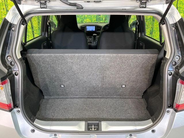 ���i�̂���������ʋ΁A���}���ɏ\���ȉ׎��X�y�[�X���m�ۂ��Ă���܂��B�Z�J���h�V�[�g��|���ƁA�傫�ȉו��̐ύڂ��\�ł���