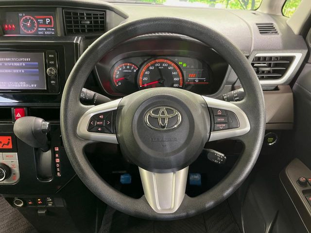 �C���e���A�ɍ��킹���f�U�C���̃X�e�A�����O�́A�^�]�������̂��Ƃ��l���A�^�]���₷���`��A�傫���ł��B�����x�A���ۂɐG���Ă��m���߂��������B