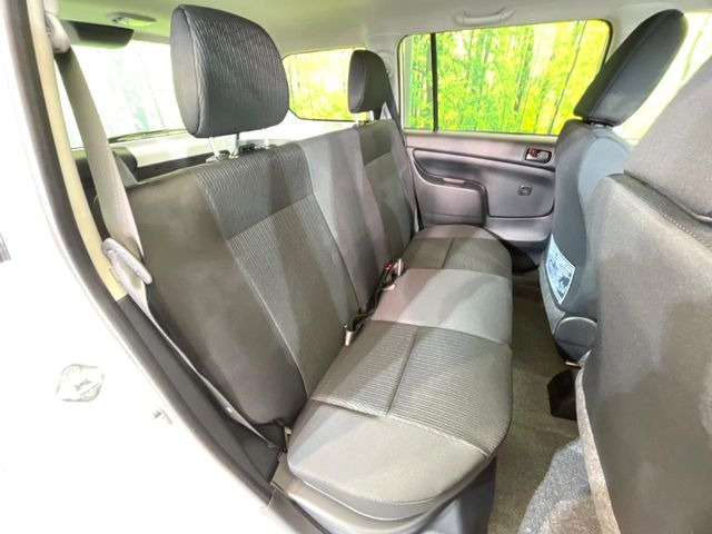 後部座席も気になるようなキズ・汚れやへたり等、大きなダメージはなく、良好な状態です。