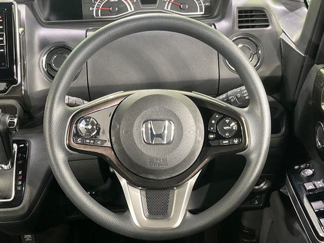 �C���e���A�ɍ��킹���f�U�C���̃X�e�A�����O�́A�^�]�������̂��Ƃ��l���A�^�]���₷���`��A�傫���ł��B�����x�A���ۂɐG���Ă��m���߂��������B