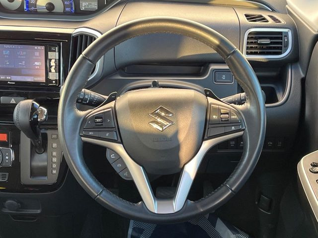 �C���e���A�ɍ��킹���f�U�C���̃X�e�A�����O�́A�^�]�������̂��Ƃ��l���A�^�]���₷���`��A�傫���ł��B�����x�A���ۂɐG���Ă��m���߂��������B