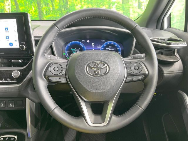 �C���e���A�ɍ��킹���f�U�C���̃X�e�A�����O�́A�^�]�������̂��Ƃ��l���A�^�]���₷���`��A�傫���ł��B�����x�A���ۂɐG���Ă��m���߂��������B