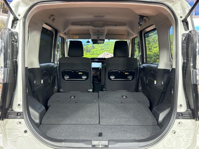 ���i�̂���������ʋ΁A���}���ɏ\���ȉ׎��X�y�[�X���m�ۂ��Ă���܂��B�Z�J���h�V�[�g��|���ƁA�傫�ȉו��̐ύڂ��\�ł���