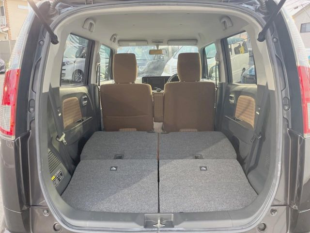 ���i�̂���������ʋ΁A���}���ɏ\���ȉ׎��X�y�[�X���m�ۂ��Ă���܂��B�Z�J���h�V�[�g��|���ƁA�傫�ȉו��̐ύڂ��\�ł���