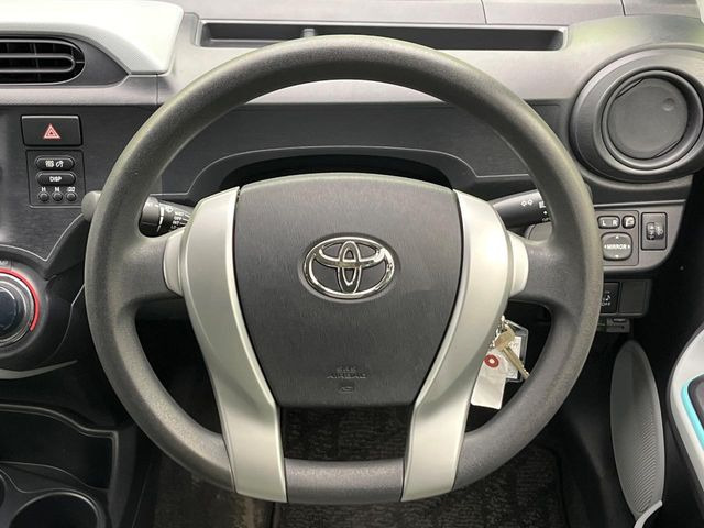 �C���e���A�ɍ��킹���f�U�C���̃X�e�A�����O�́A�^�]�������̂��Ƃ��l���A�^�]���₷���`��A�傫���ł��B�����x�A���ۂɐG���Ă��m���߂��������B