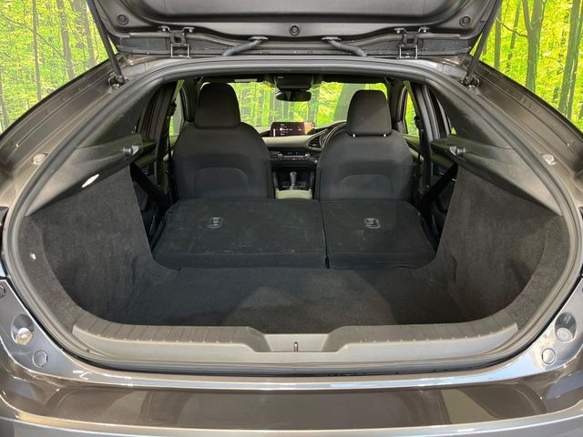 ���i�̂���������ʋ΁A���}���ɏ\���ȉ׎��X�y�[�X���m�ۂ��Ă���܂��B�Z�J���h�V�[�g��|���ƁA�傫�ȉו��̐ύڂ��\�ł���