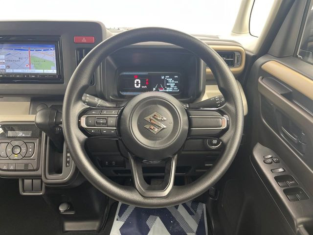 �C���e���A�ɍ��킹���f�U�C���̃X�e�A�����O�́A�^�]�������̂��Ƃ��l���A�^�]���₷���`��A�傫���ł��B�����x�A���ۂɐG���Ă��m���߂��������B