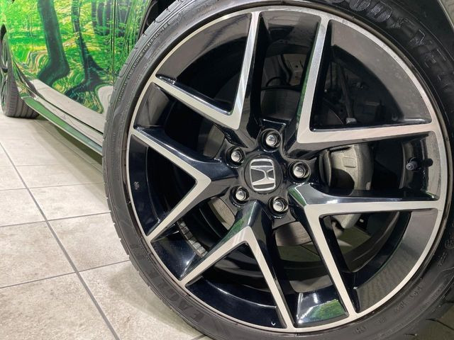 �y����18�C���`�A���~�z�C�[���z�O�ςɃ}�b�`���������A���~�z�C�[���𑕒����Ă���܂��B�e��ЊO�A���~�z�C�[����A�X�^�b�h���X�^�C�����戵�����Ă���܂��B���񂲑��k����������