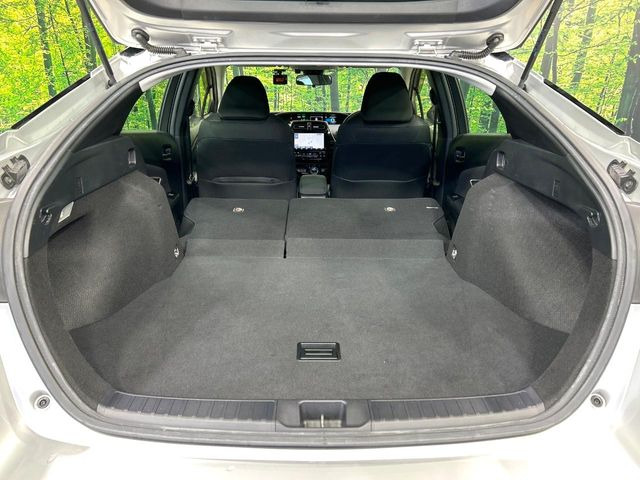 ���i�̂���������ʋ΁A���}���ɏ\���ȉ׎��X�y�[�X���m�ۂ��Ă���܂��B�Z�J���h�V�[�g��|���ƁA�傫�ȉו��̐ύڂ��\�ł���